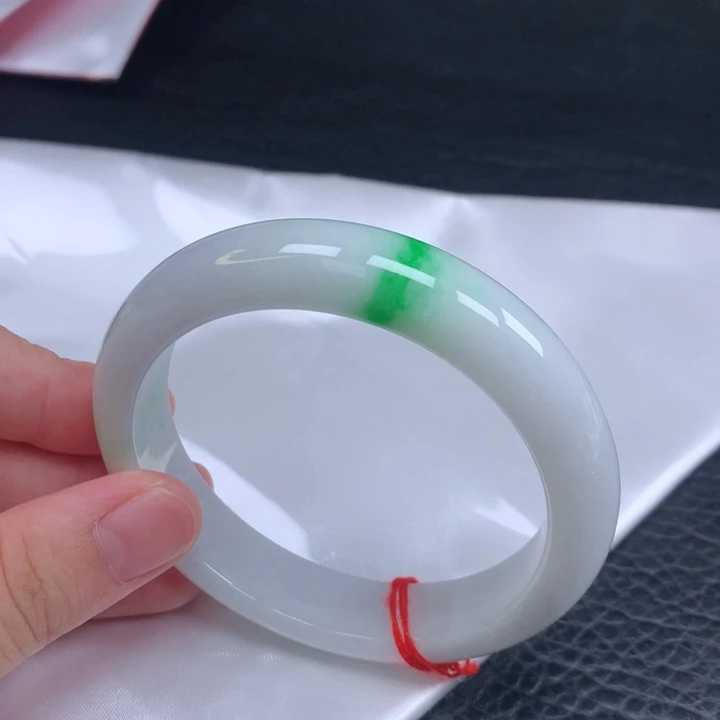翡翠手镯未镶嵌。。