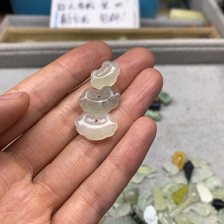 蛇纹石玉未镶嵌颈饰书*189