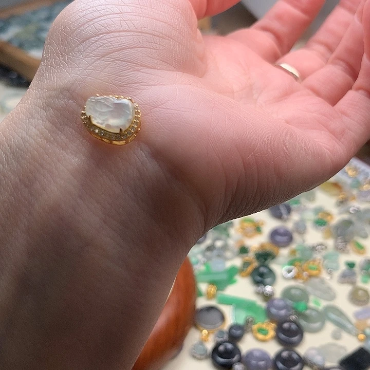 翡翠颈饰未镶嵌脆***丸貔貅