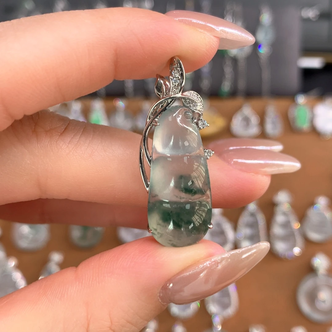 翡翠18K金镶嵌颈饰飘花豆子