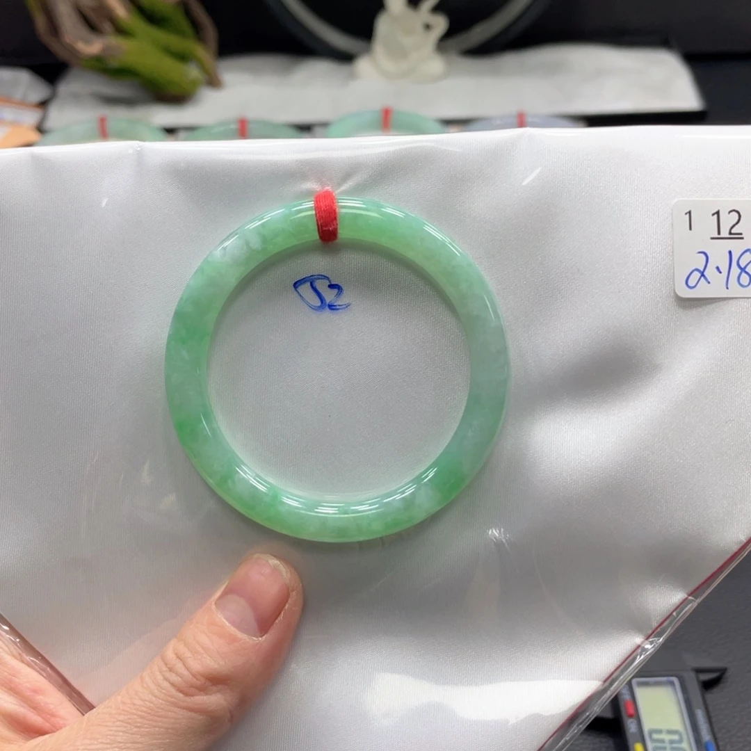 翡翠手镯未镶嵌翡翠