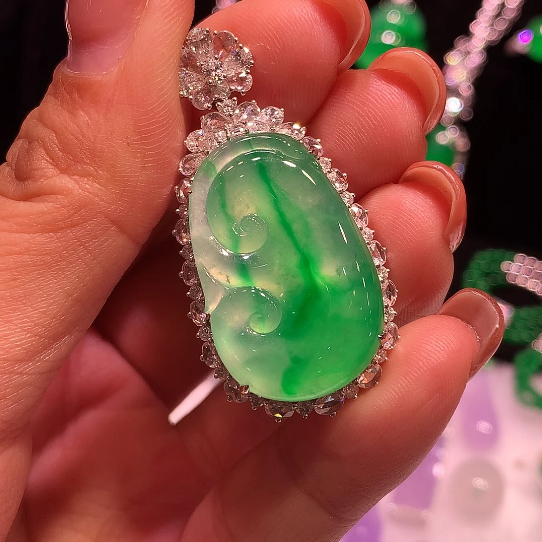 翡翠18K金镶嵌颈饰