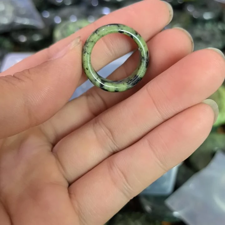 用***9有机玻璃藏玉药王石原石雕刻戒指一枚17内径