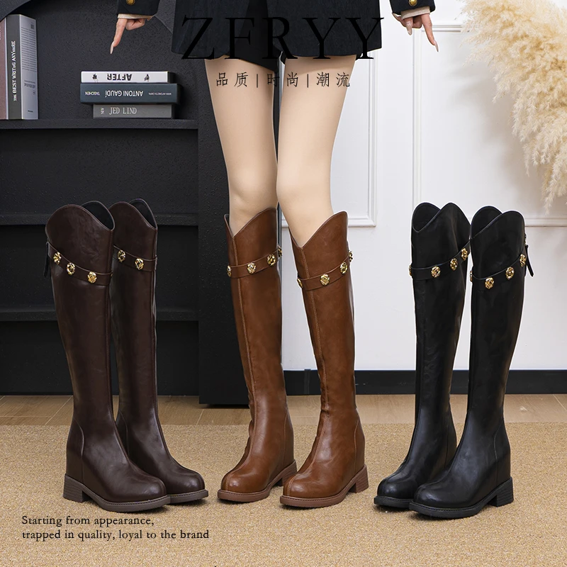 【周夫人】新款尖头皮面高筒V口/高跟粗底金属扣增高瘦瘦靴-91371-4