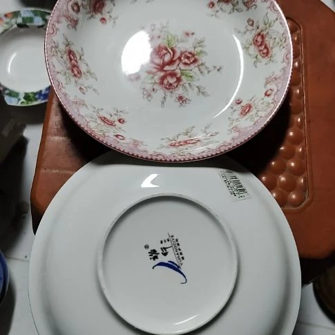 瓷片瓷片，各种摆件，盘，碗，沙锅，均有瑕疵。