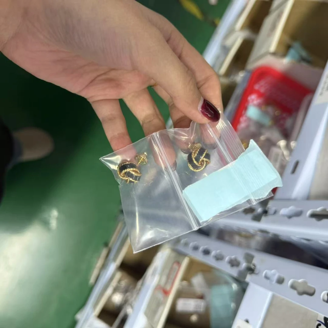 铜合金珐琅耳饰 轻奢个性精致优雅时尚百搭耳环 CR15XFCC-22038