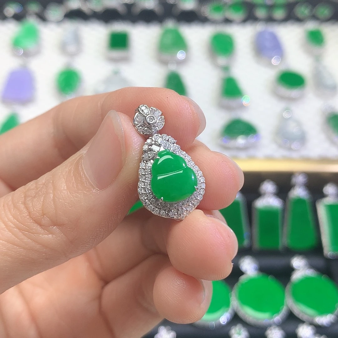 颈饰18K金镶嵌翡翠吊坠