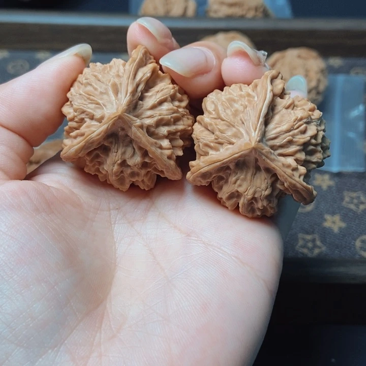 文玩核桃吊坠三棱