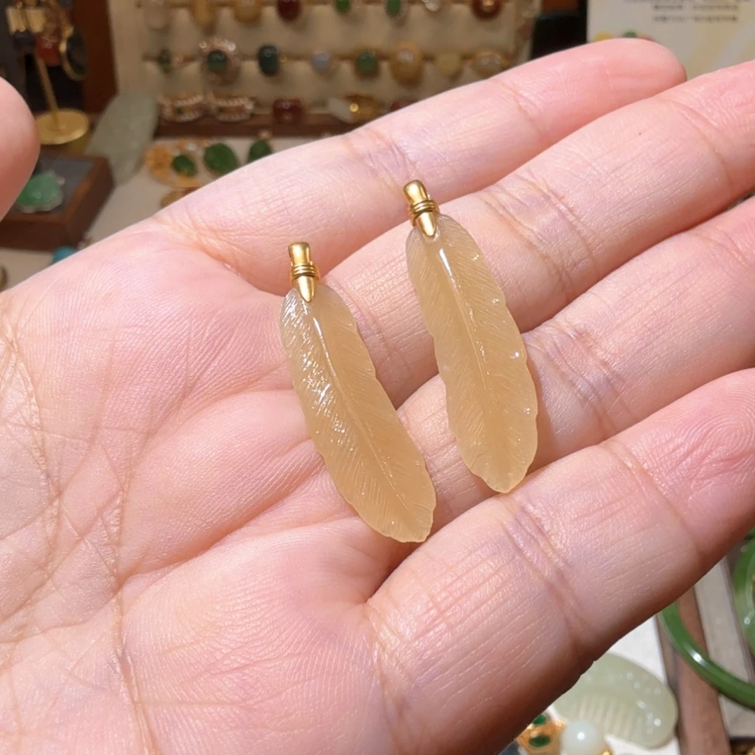 十***。和田玉（糖玉）18K金镶嵌吊坠(不含链)两个羽毛