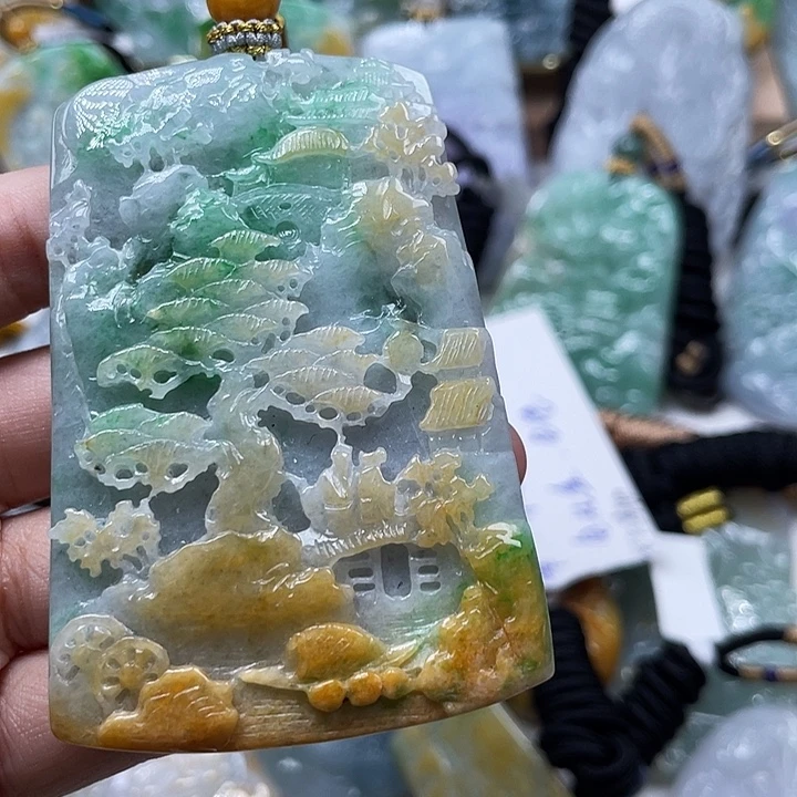 李***生颈饰未镶嵌翡翠天然