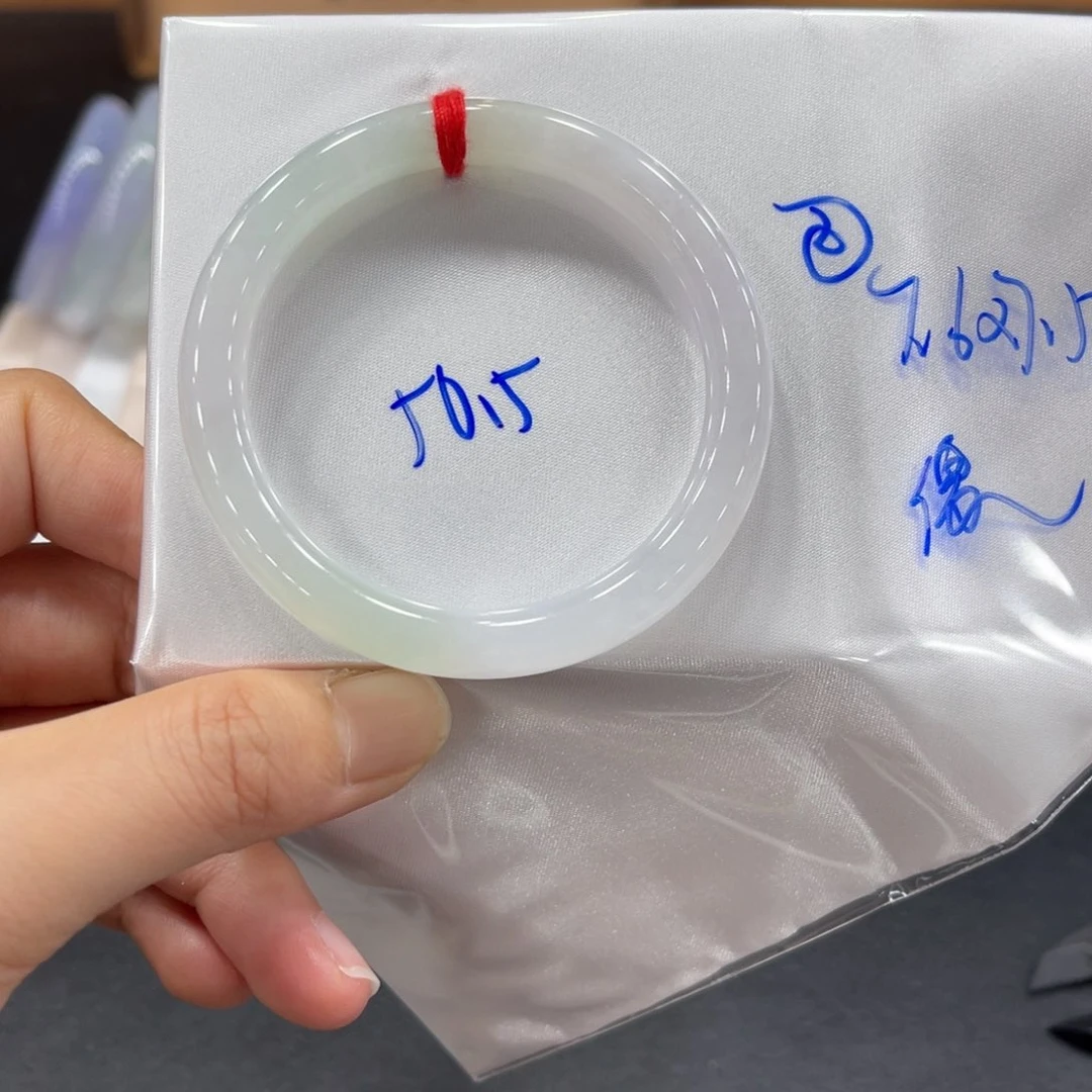 翡翠手镯未镶嵌翡翠