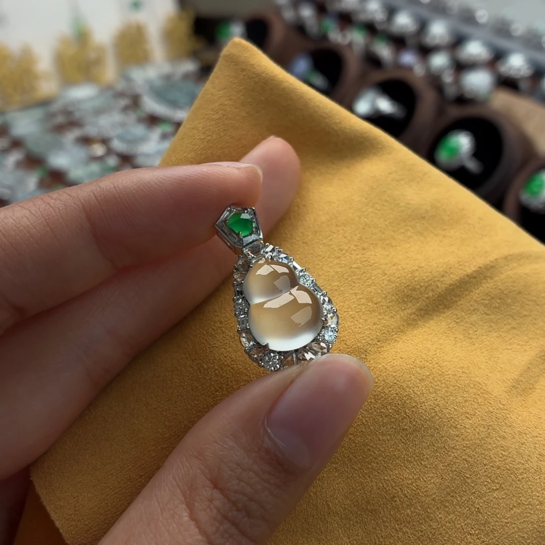 翡翠18K金镶嵌颈饰