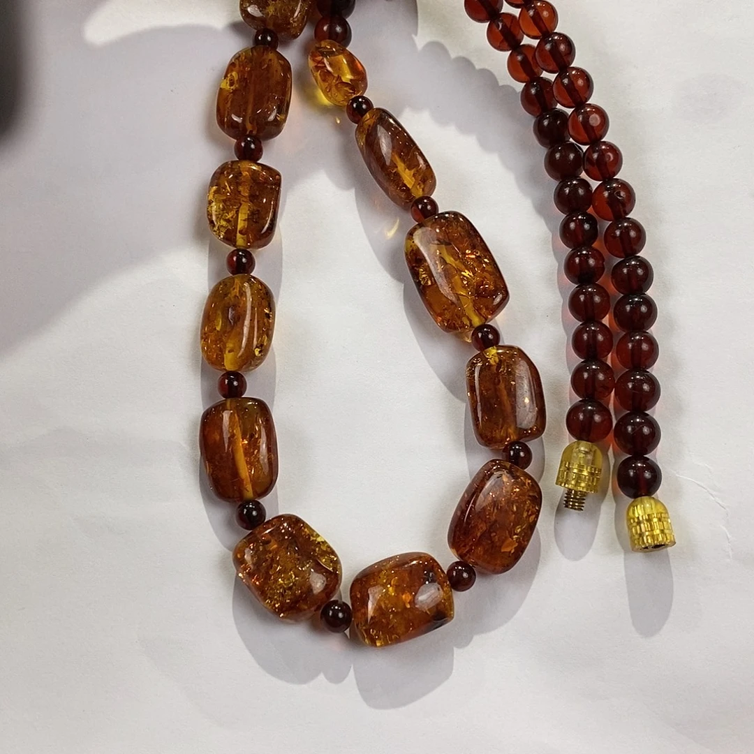 琥珀未镶嵌颈饰多人