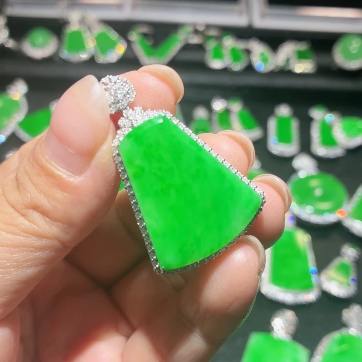 翡翠18K金镶嵌颈饰翡翠