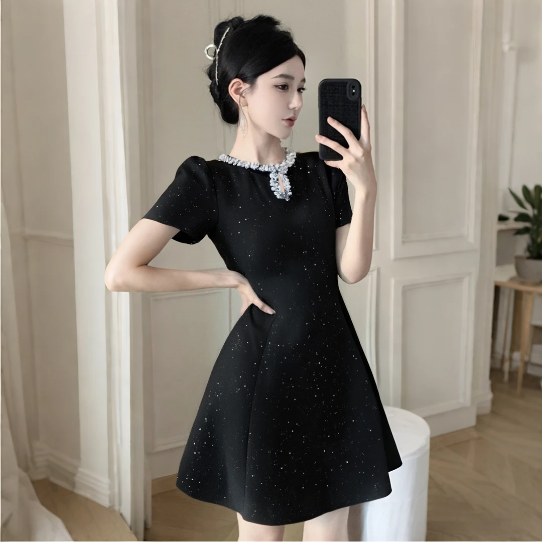 A新款法式设计感赫本风气质名小众收腰时尚显瘦连衣裙女D1606