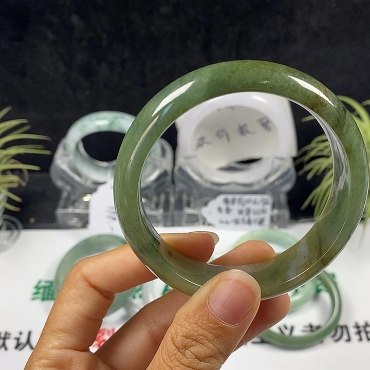 翡翠未镶嵌手镯54号。 56.8圈