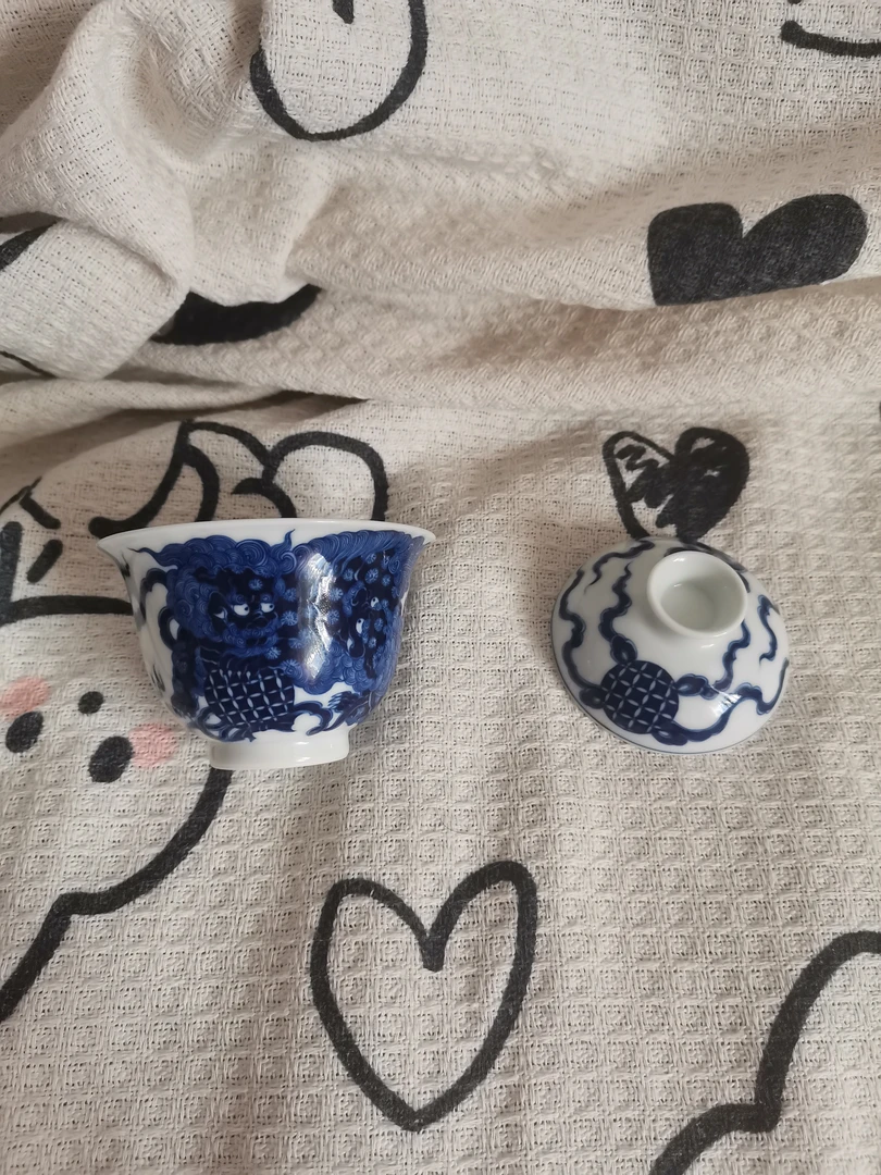 景德镇手工手绘 双狮盖碗  微瑕内里有个缩釉点  图片圈出来了