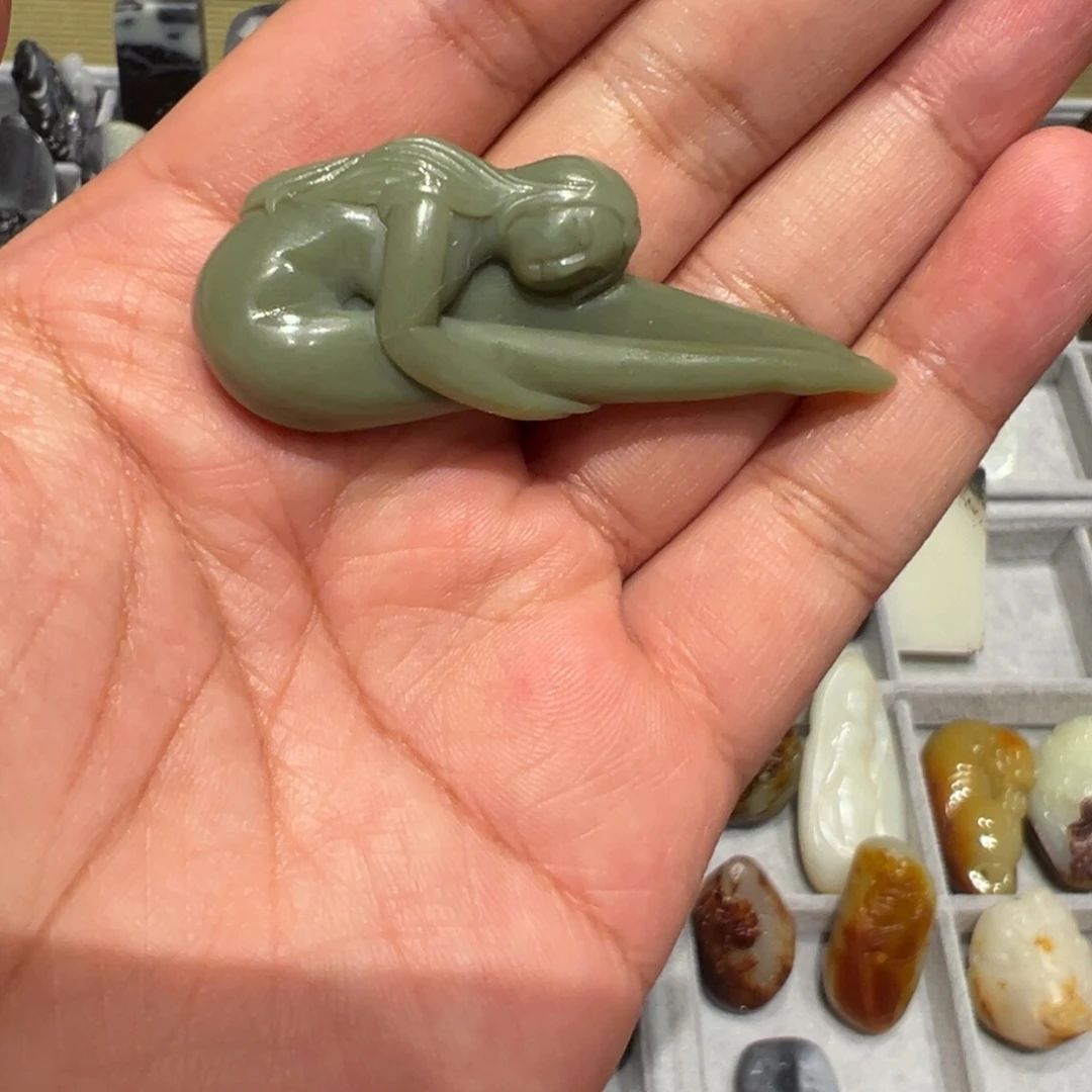 和田玉未镶嵌挂件舞者