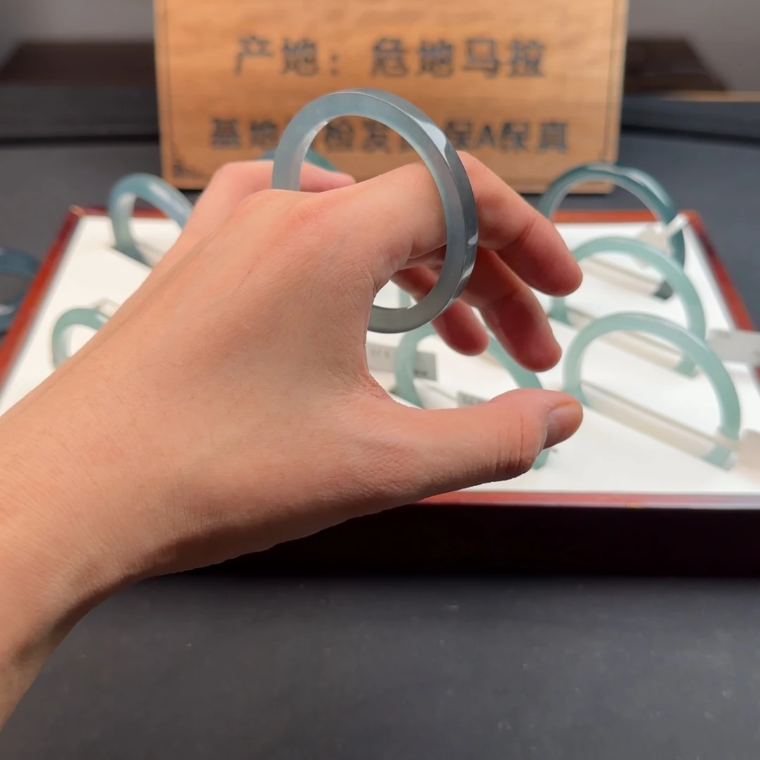 翡翠未镶嵌手镯53圈口蓝冰料