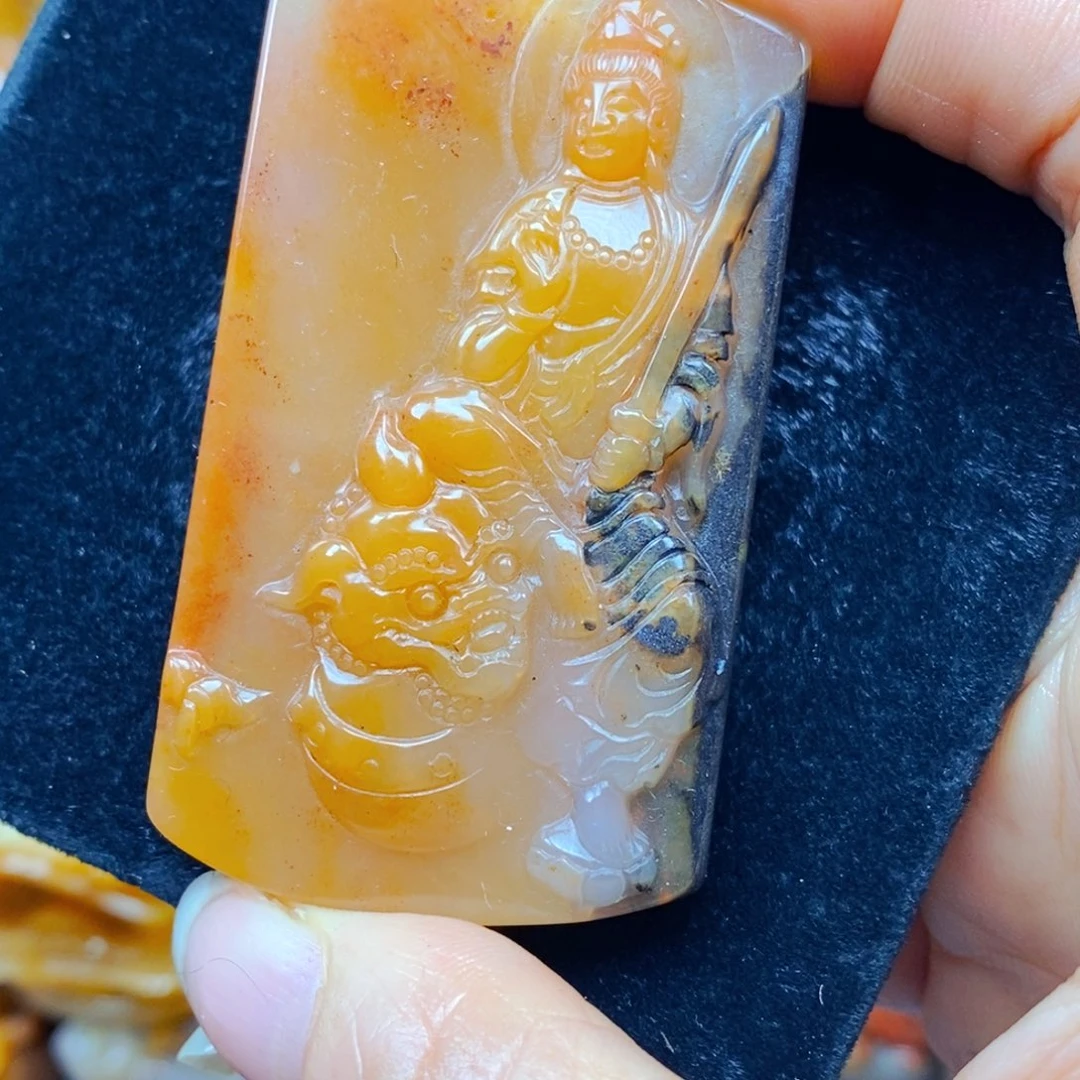 未镶嵌石英质玉（黄龙玉）颈饰
