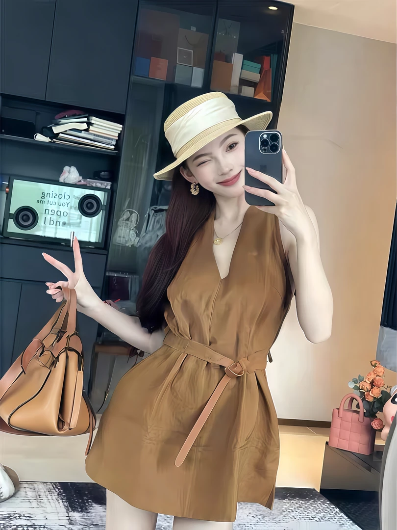 法式气质简约风v领无袖连衣裙女夏季新款收腰显瘦小个子a字短裙子