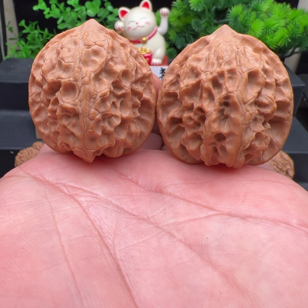 文玩核桃把件纯野生玲珑狮子头，尺寸39，不包邮，顺丰到付邮费