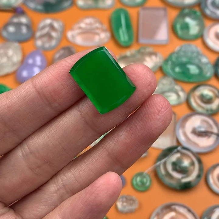 翡翠挂件未镶嵌…..