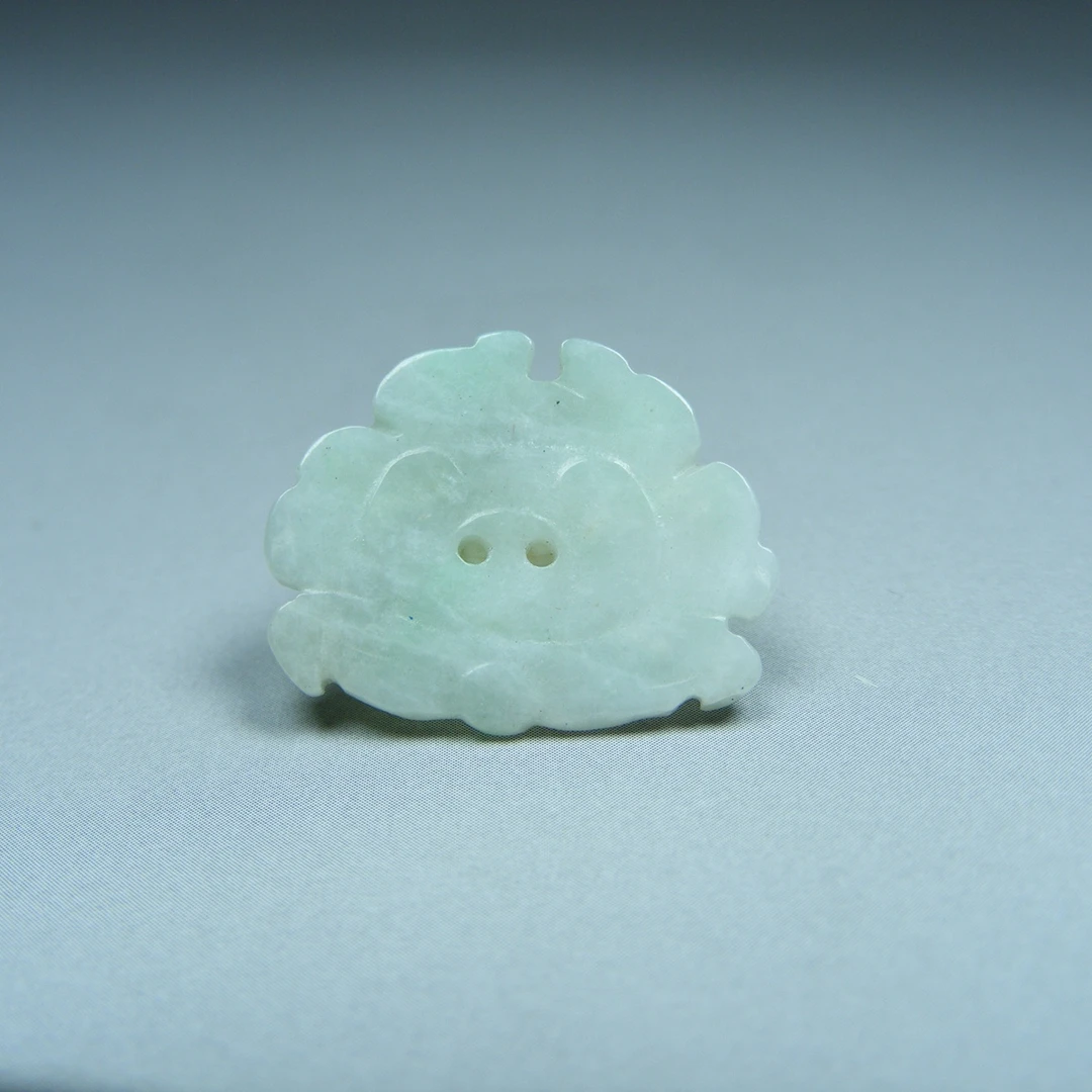 老A货白底青翡翠单面工双孔宝相花