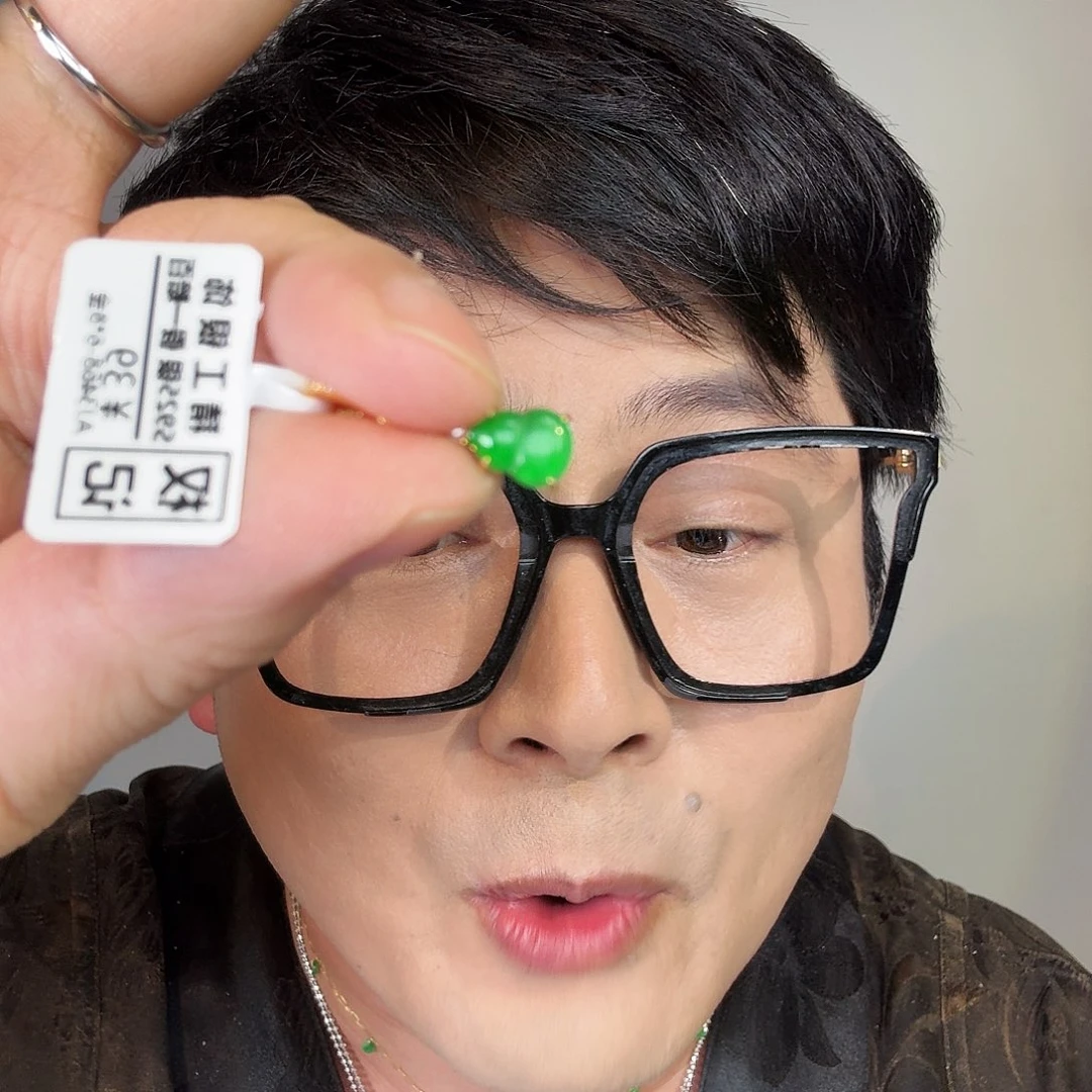 翡翠未镶嵌颈饰一件