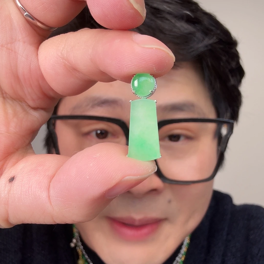 翡翠18K金镶嵌颈饰一件