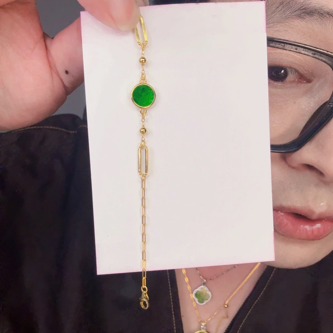 翡翠未镶嵌颈饰一件