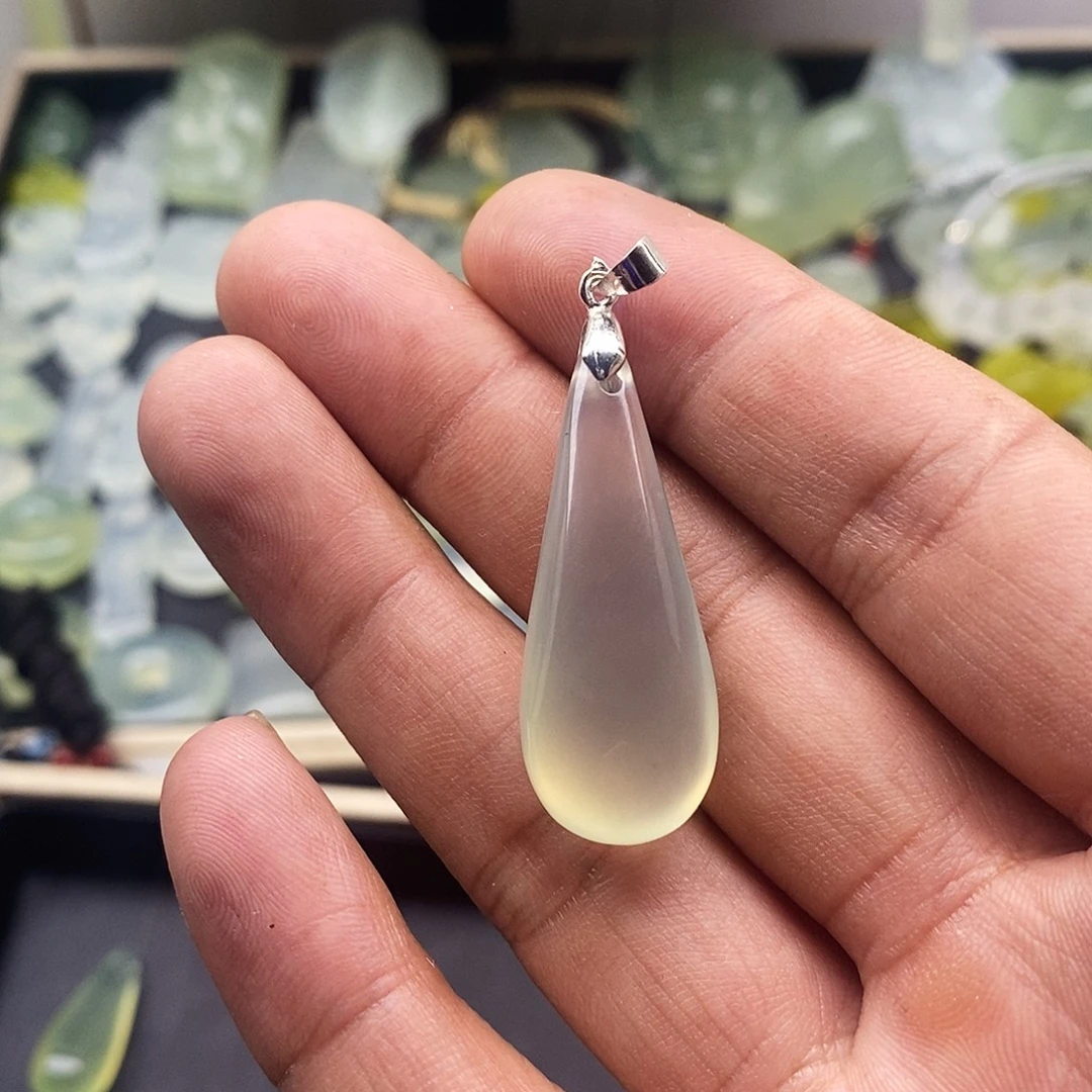 沐***沐未镶嵌蛇纹石玉颈饰