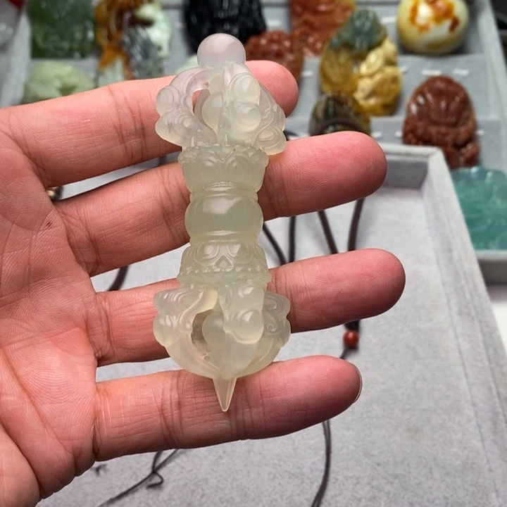哈***多未镶嵌蛇纹石玉颈饰