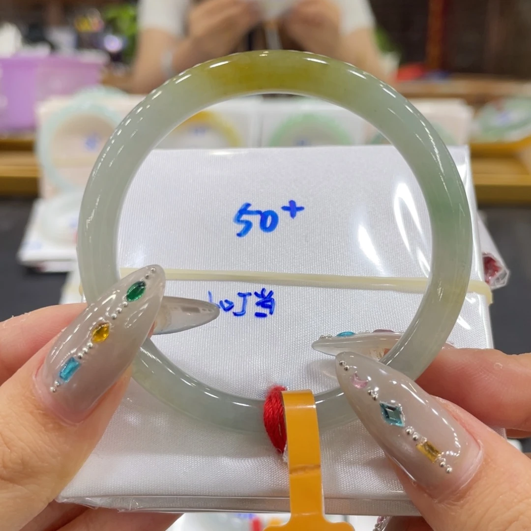 翡翠手镯未镶嵌翡翠