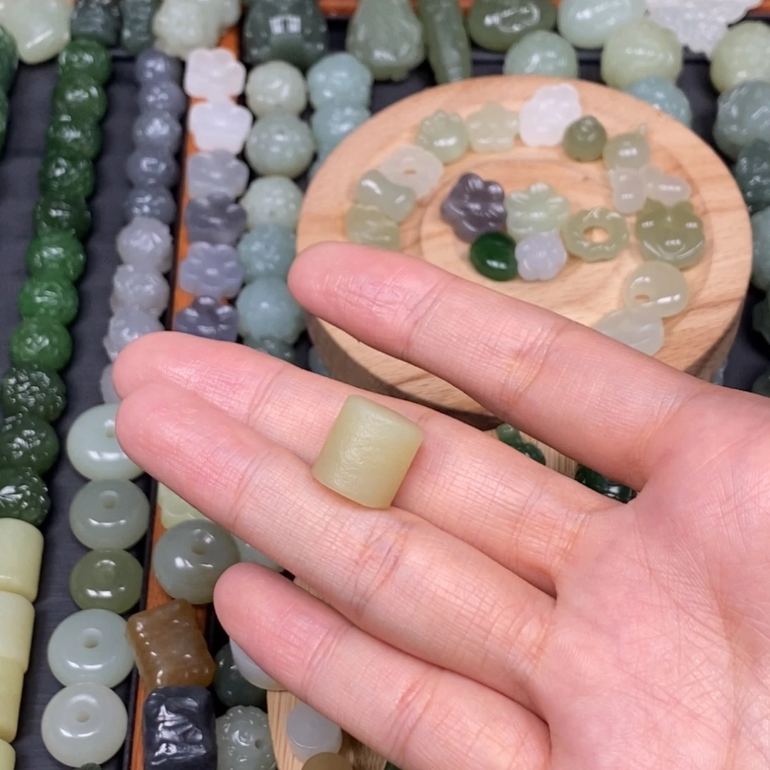 巴***顿和田玉未镶嵌颈饰