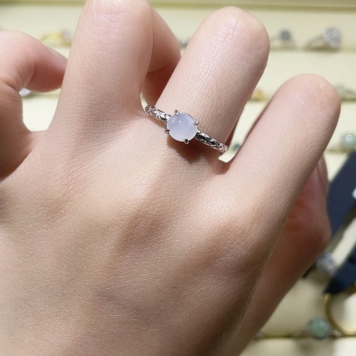 翡翠未镶嵌颈饰戒指