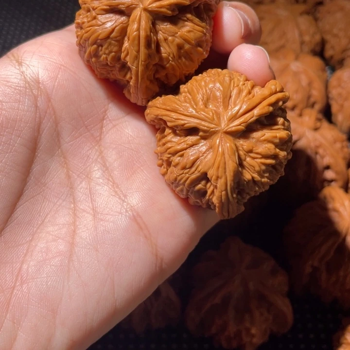 宾***礼吊坠桃核小妹三棱