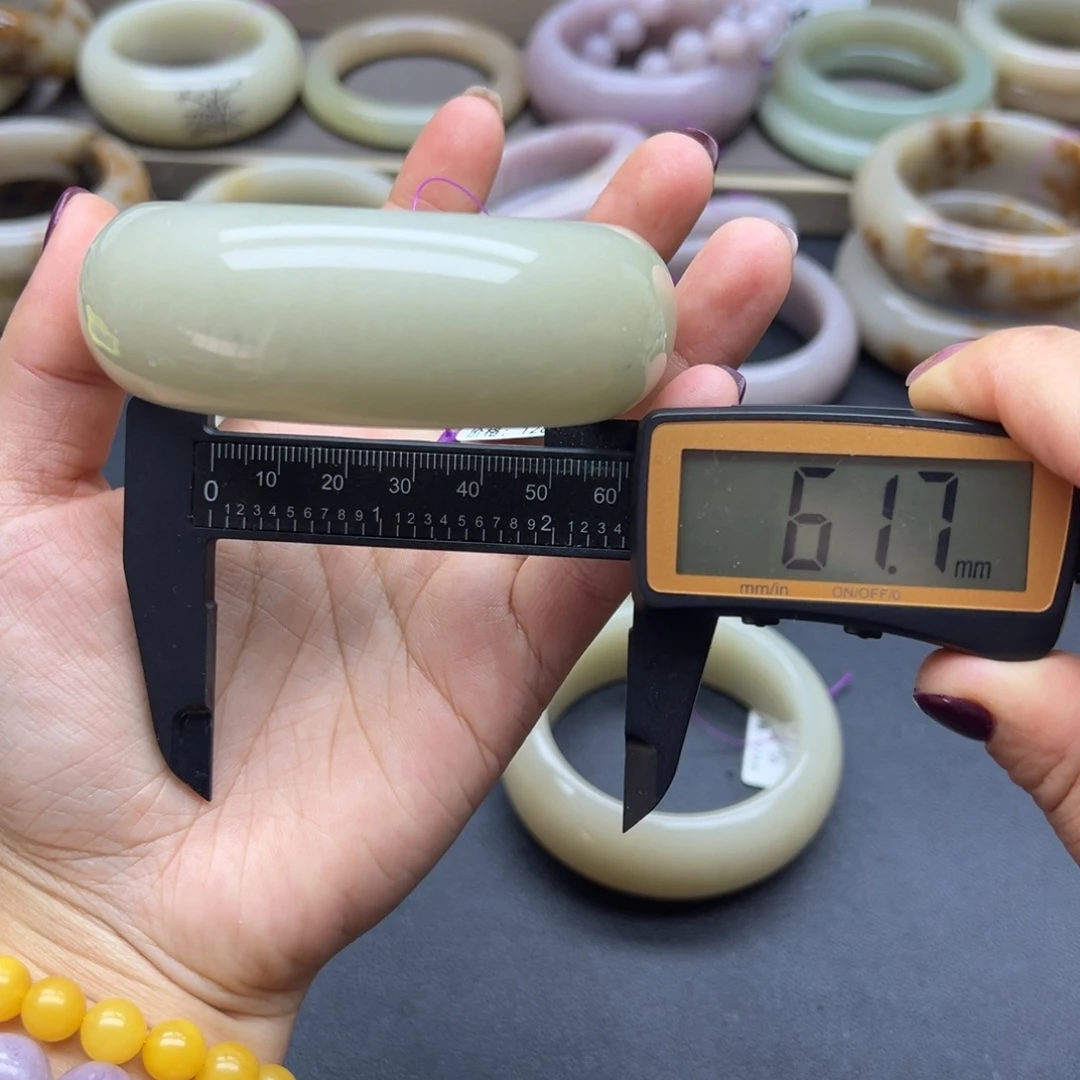 石英质玉（佘太翠）未镶嵌手镯