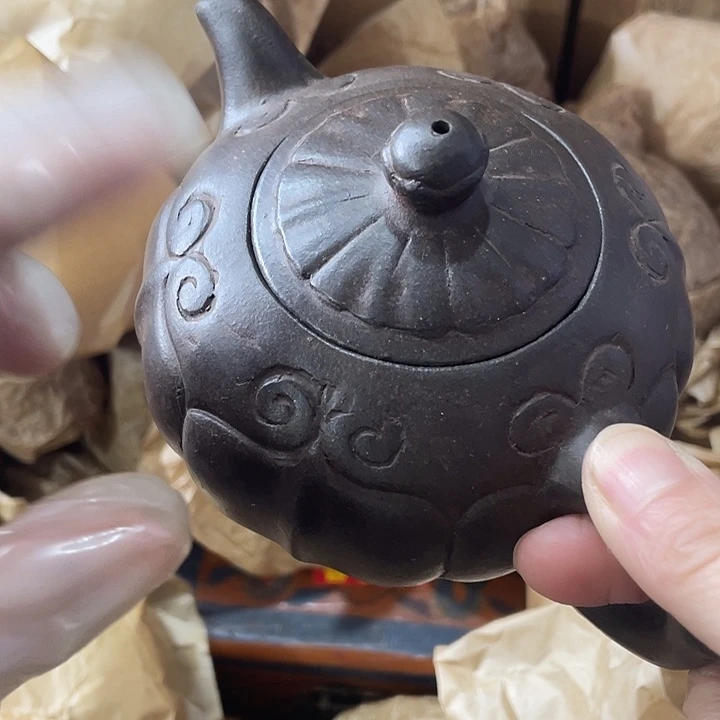 紫砂茶壶矿泥料，手工制作的一把紫砂壶。
