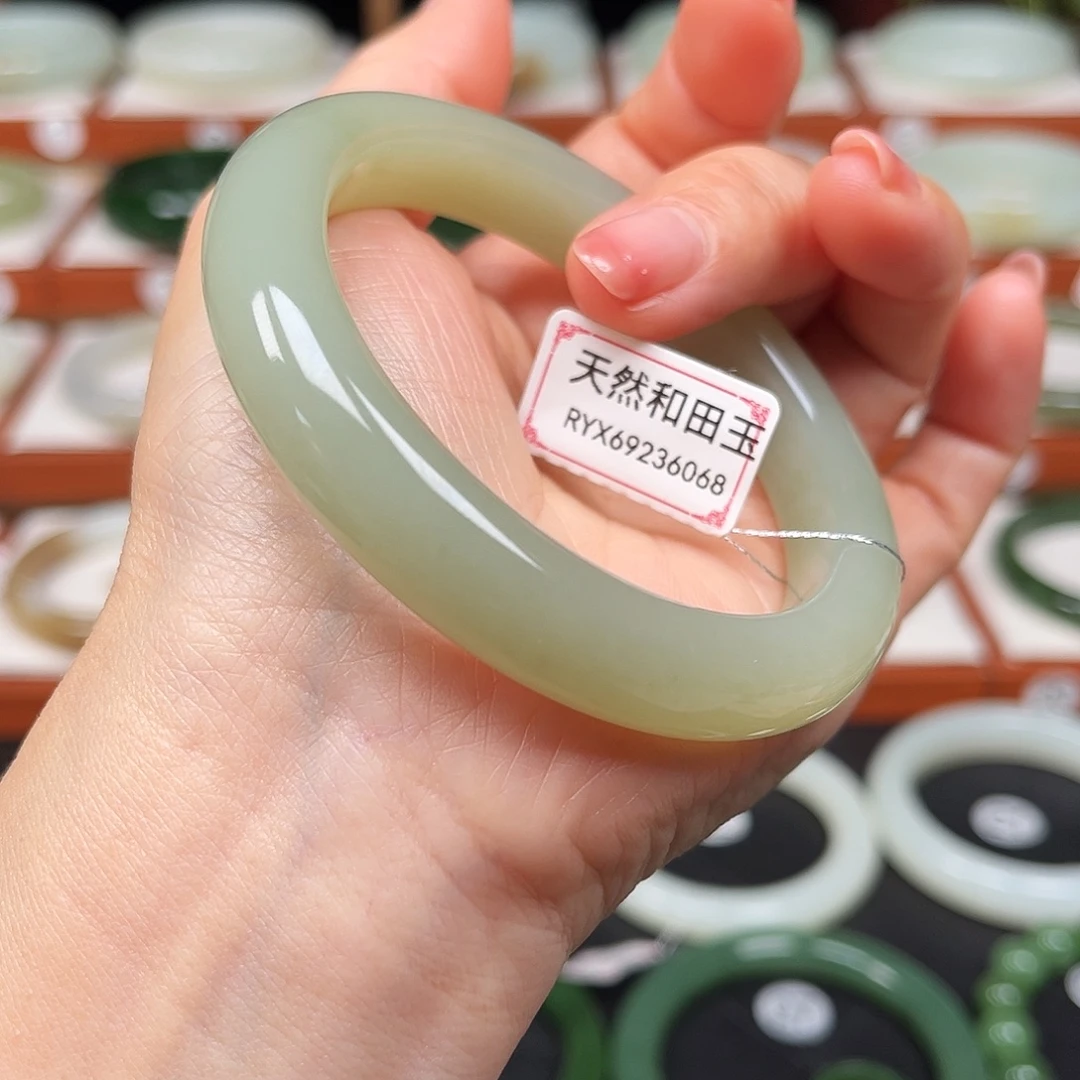 和田玉未镶嵌手镯