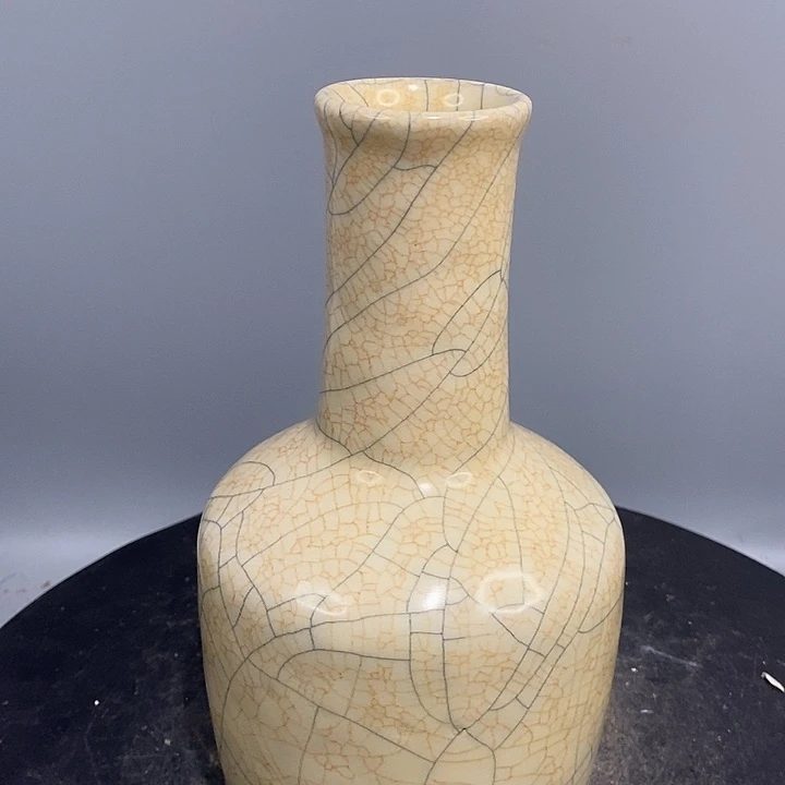 哥窑纸缒瓶造型精美