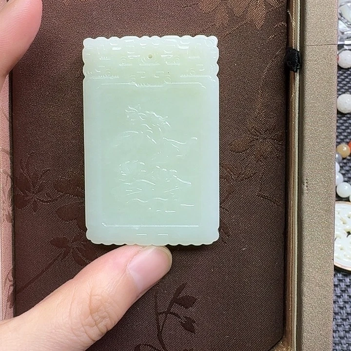 和田玉（糖玉）未镶嵌颈饰精品和田玉子冈牌