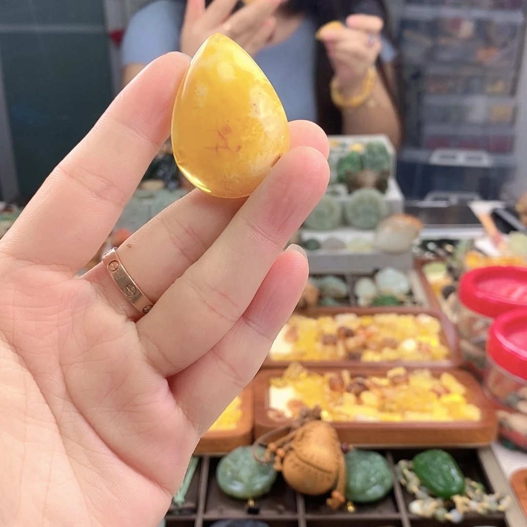琥珀未镶嵌颈饰瑕疵