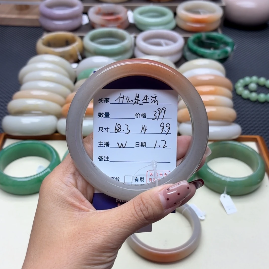 什***活石英质玉未镶嵌手镯