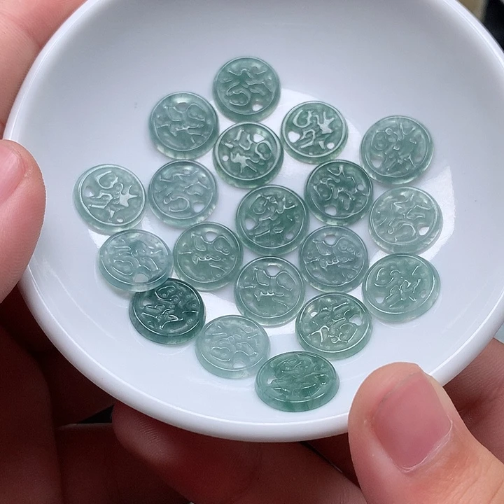 翡翠未镶嵌颈饰翡翠首饰