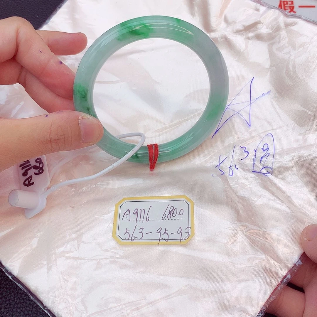 翡翠手镯未镶嵌我