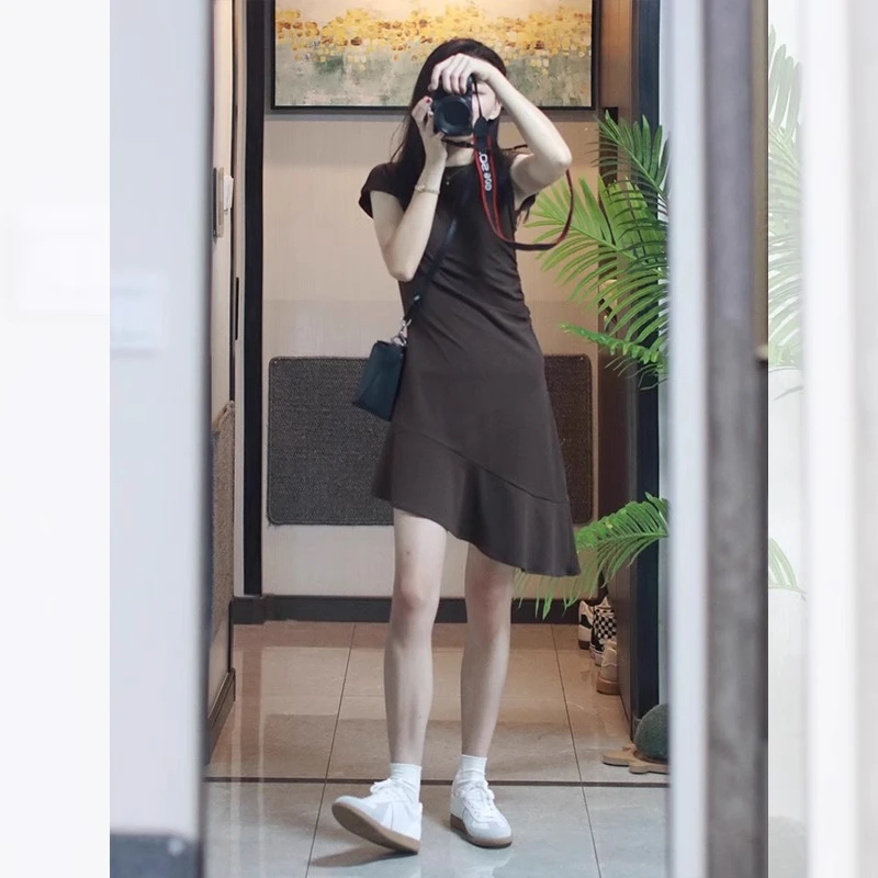 法式咖色短袖正肩t恤连衣裙女夏夏季不规则修身收腰a字包臀短裙