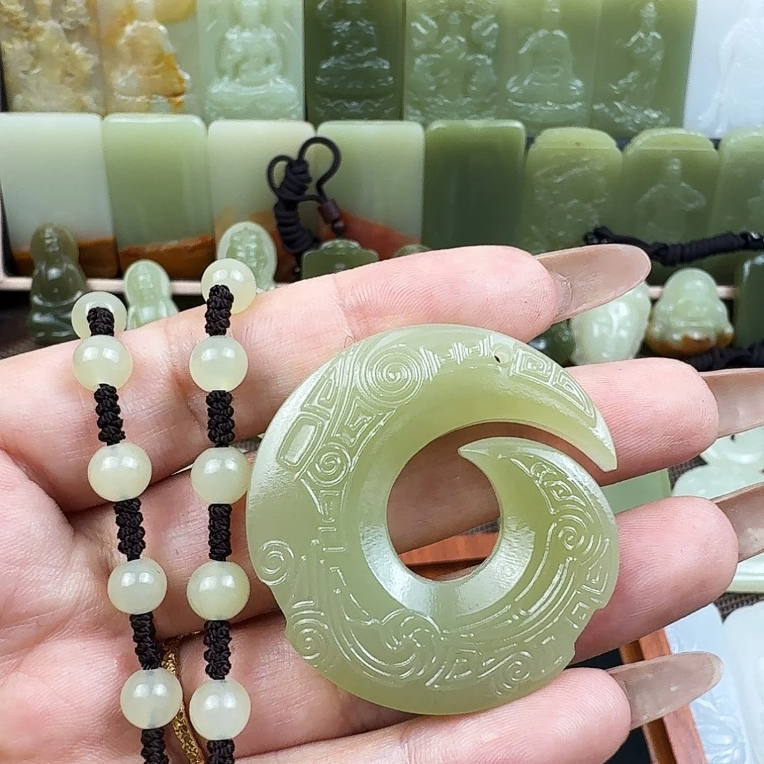 果绿色时来运转吊坠