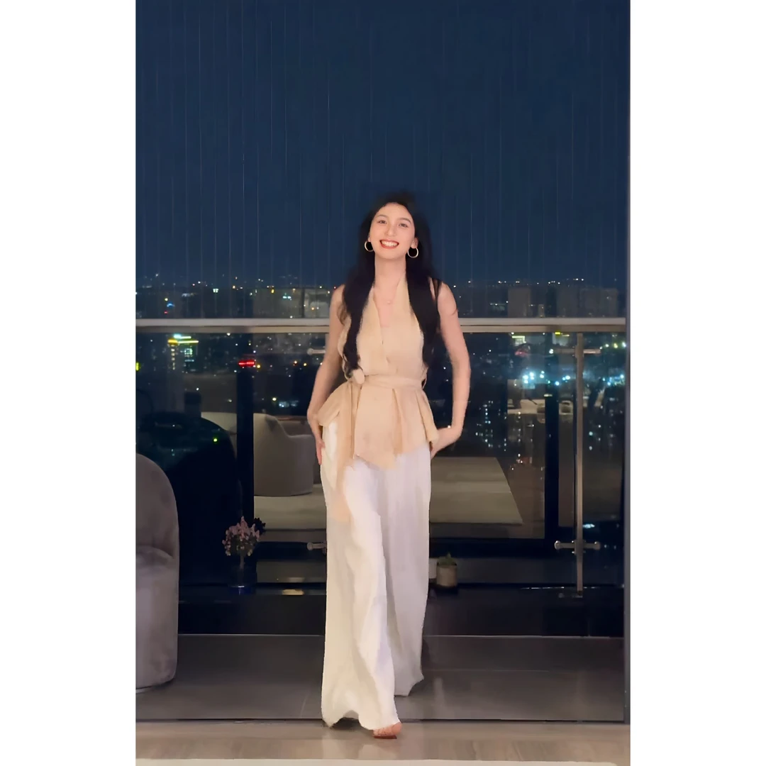 MARIE.COCO高级感气质女神范V领收腰吊带上衣白色阔腿休闲裤套装