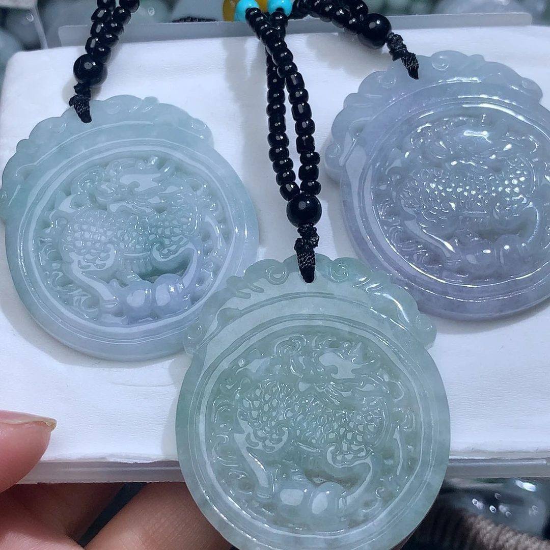 彩***姐翡翠未镶嵌颈饰656。